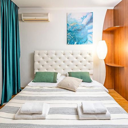 Just Another Comfy Apartment On The Main Squere. 2 Bedrooms, Own Heating, Ac ลวีฟ ภายนอก รูปภาพ