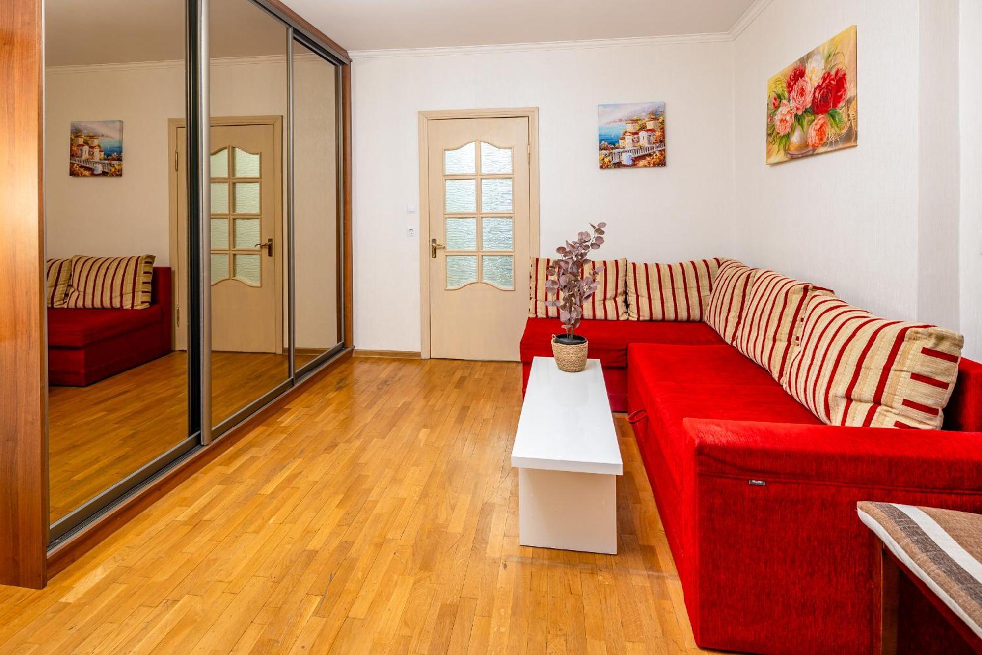 Just Another Comfy Apartment On The Main Squere. 2 Bedrooms, Own Heating, Ac ลวีฟ ภายนอก รูปภาพ